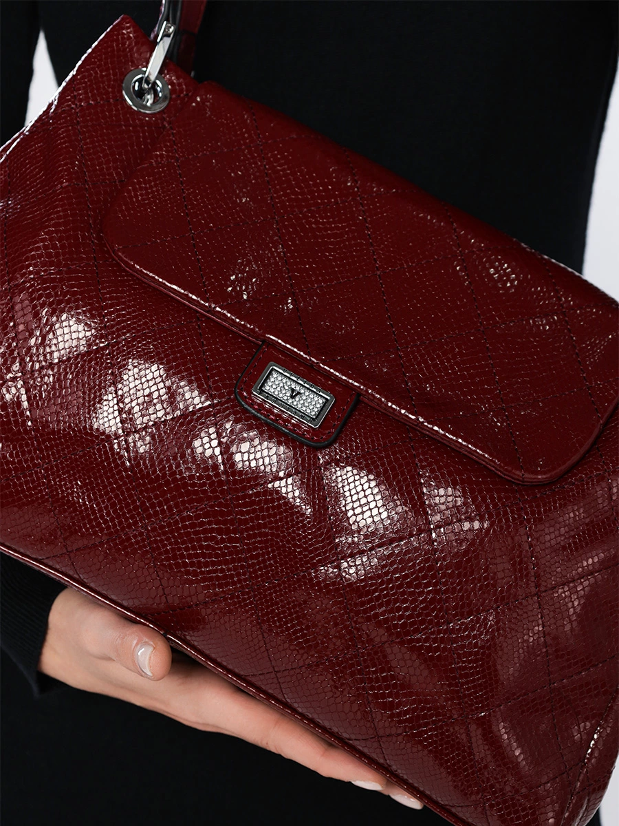 Сумка лакированная бордового цвета с тиснением под кожу рептилии